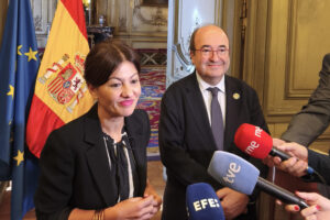 La ministra española de Juventud e Infancia, Sira Rego (i), y el embajador de España en la Unesco, Miguel Iceta, atienden a la prensa antes de la reunión que mantuvieron en París este viernes. EFE/ Isabel Rodríguez Ramiro