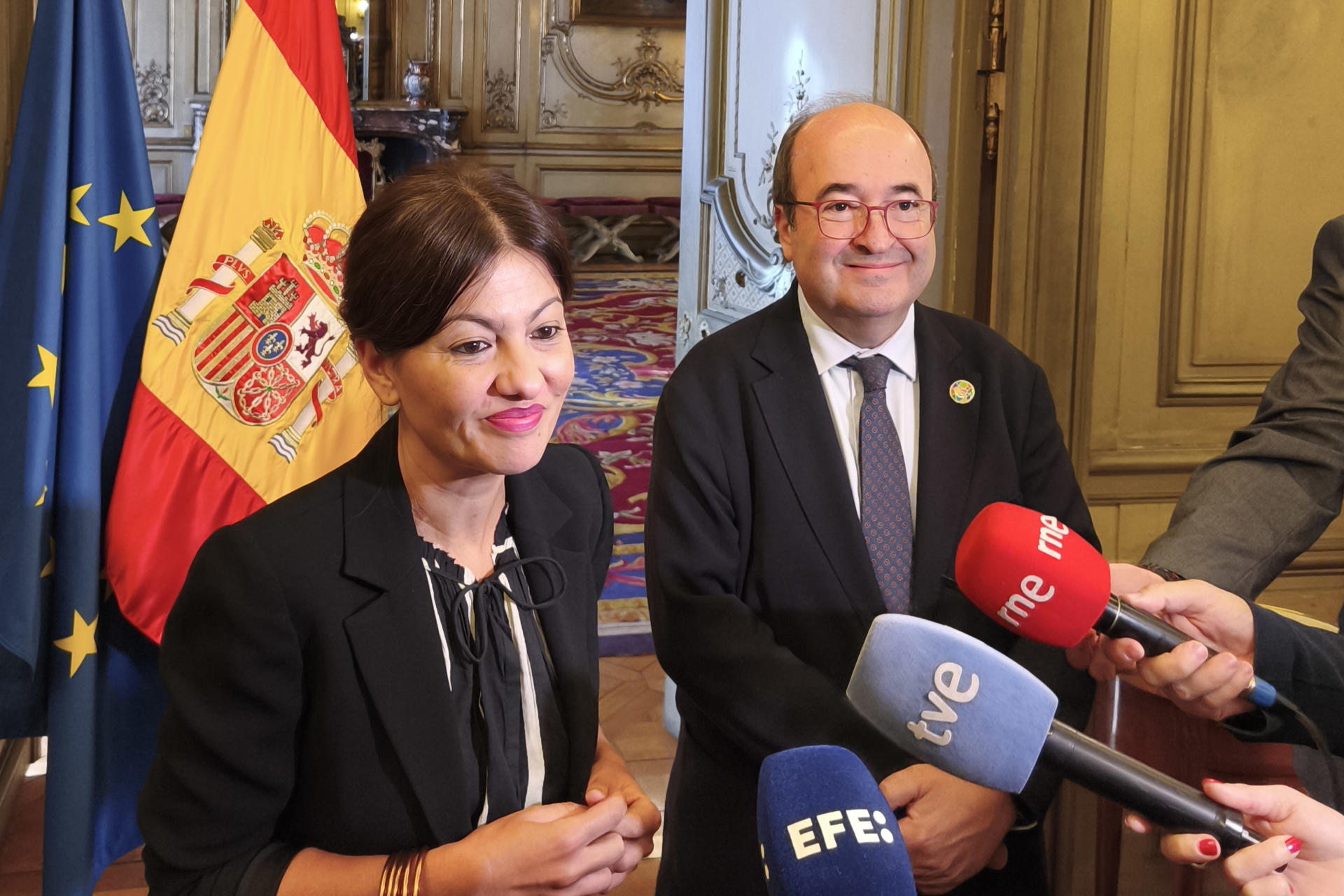 La ministra española de Juventud e Infancia, Sira Rego (i), y el embajador de España en la Unesco, Miguel Iceta, atienden a la prensa antes de la reunión que mantuvieron en París este viernes. EFE/ Isabel Rodríguez Ramiro