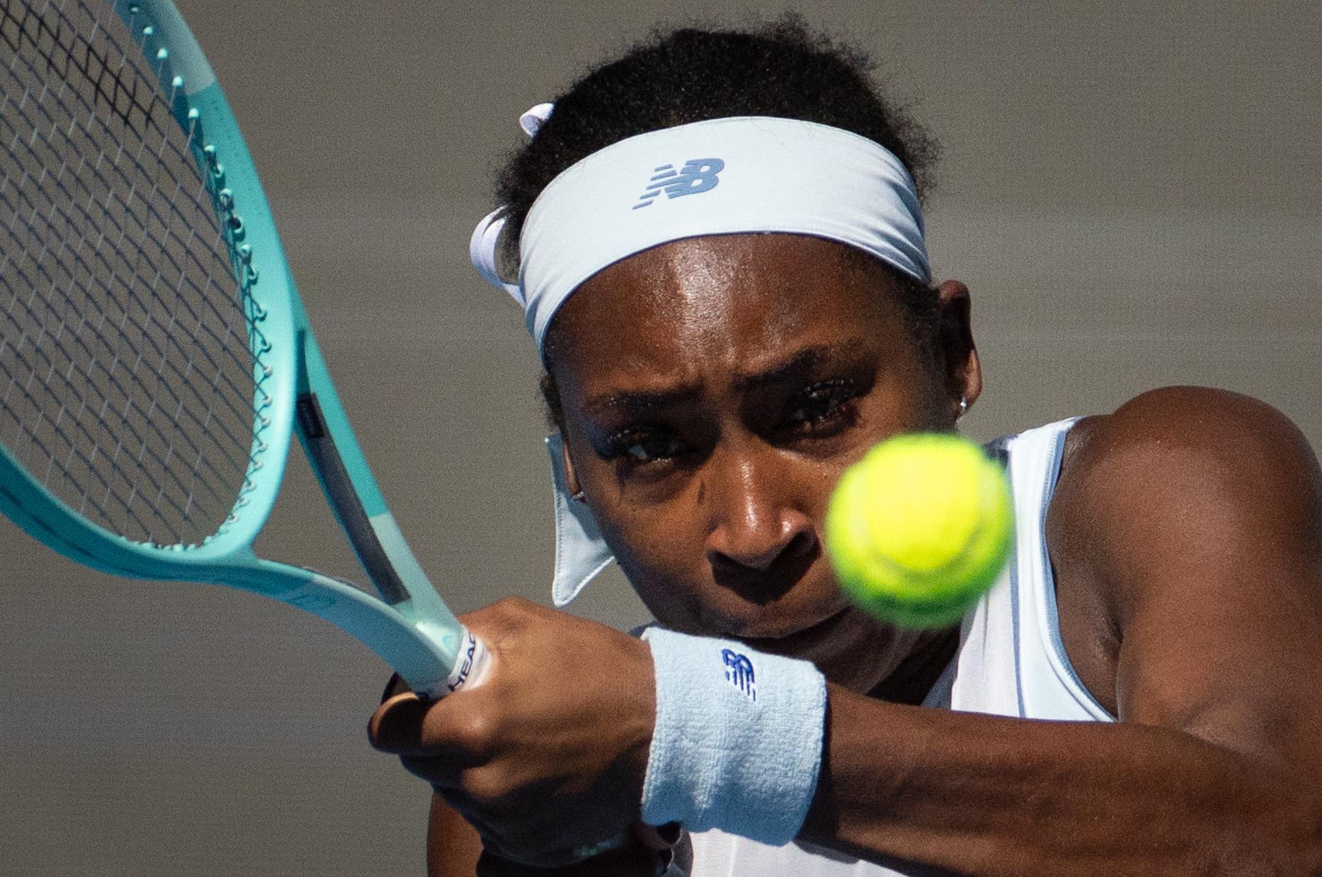 La tenista estadounidense Coco Gauff en acción contra la tenista suiza Belinda Bencic en el Abierto de China, en Pekin. EFE/EPA/JESSICA LEE
