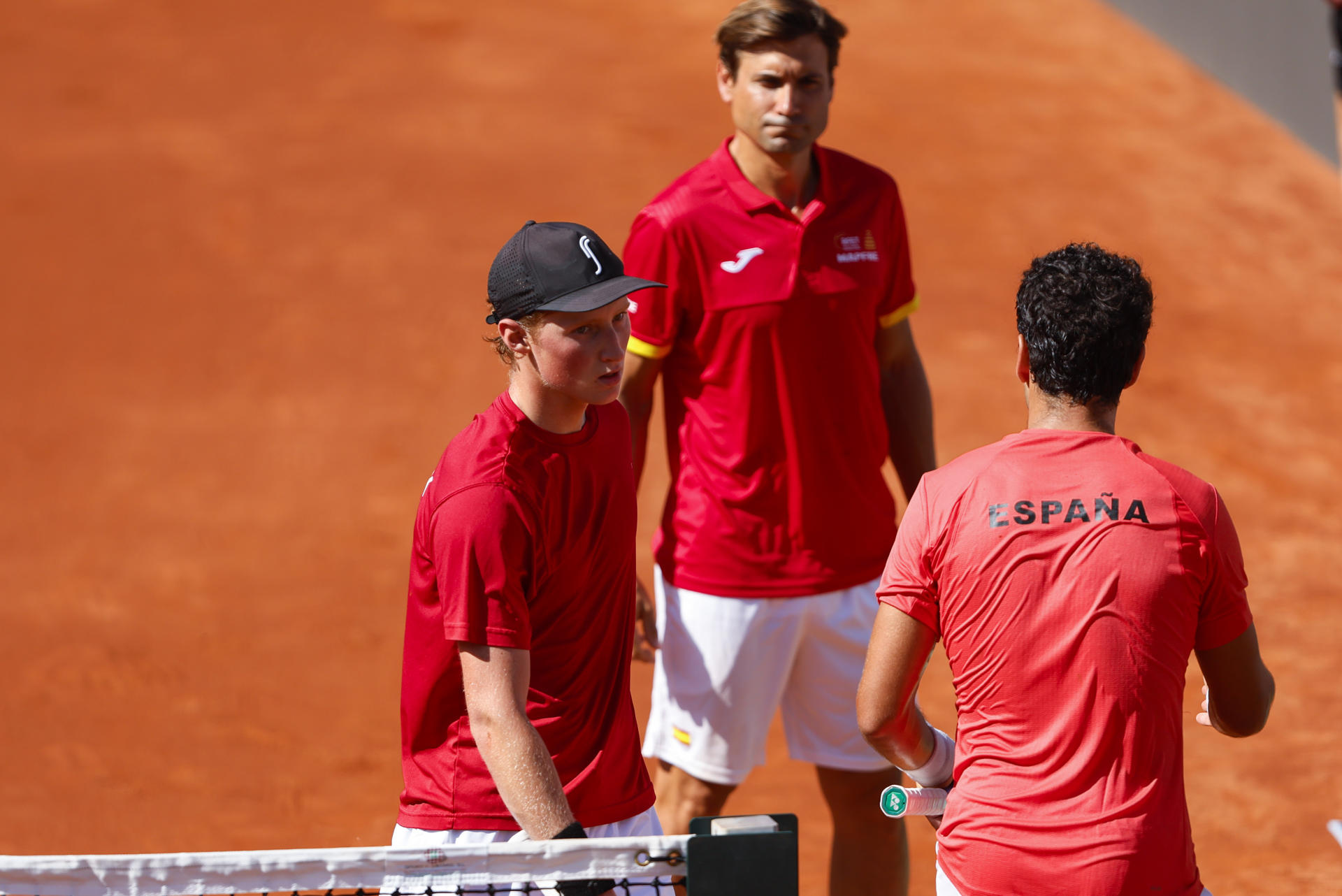 El español Jaume Munar (d)  y el el danés Elmer Moeller (i), durante el partido de la segunda ronda clasificatoria de la Copa Davis, este sábado en el club de tenis Puente Romano en Marbella. EFE/ Jorge Zapata
