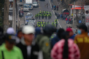 Foto de archivo de personas que bloquean la avenida panamericana norte, durante una protesta liderada por grupos indígenas contra el alza del diésel en Tabacundo (Ecuador). EFE/ José Jácome