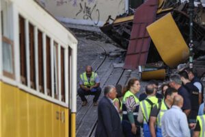 Foto de archivo de expertos técnicos que evalúan el accidente del funicular Gloria de Lisboa, un popular transporte utilizado por turistas, que descarriló ayer en Lisboa, Portugal. EFE/ Tiago Petinga
