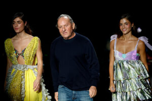 Imagen de archivo (14/09/2024) del diseñador Custo Dalmau (c) durante la presentación de la colección de Custo Barcelona en la Mercedes-Benz Madrid Fashion Week en Madrid. EFE/ Daniel González