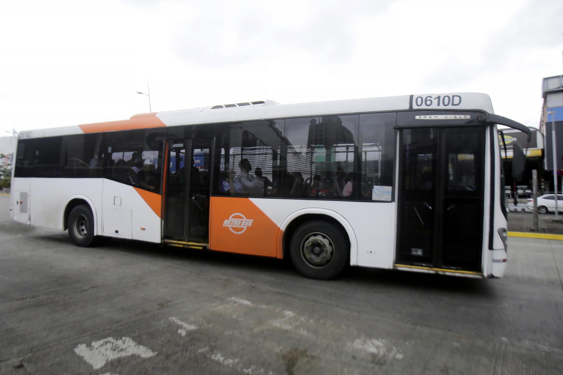 Fotografía que muestra un metrobús del Transporte Masivo de Panamá S.A. (MiBus) este martes, en Ciudad de Panamá (Panamá). EFE/ Carlos Lemos