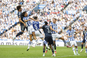 El defensa del Real Madrid Raúl Asencio, y el defensa de la Real Sociedad Jon Aramburu, durante el partido de la jornada 4 de La Liga EA Sports este sábado en el estadio Municipal de Anoeta en San Sebastián.- EFE/ Javier Etxezarreta