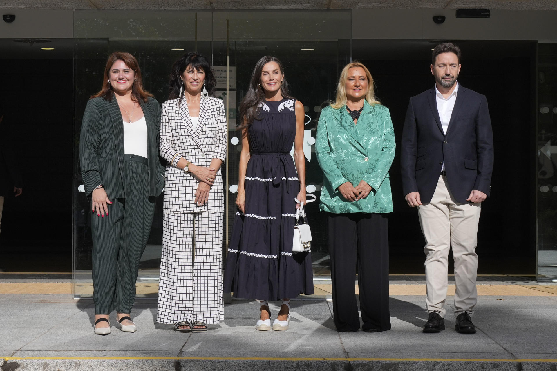 La reina Letizia junto a la ministra de Igualdad, Ana Redondo (2i), y la alcaldesa de Torrelodones, Almudena Negro (2d) entre otros, asiste al coloquio Mujer, Deporte y Sociedad, con ocasión de la segunda edición del torneo de baloncesto organizado por el equipo Challenge 40 Basket, este miércoles en Torrelodones. EFE/ Borja Sanchez-trillo
