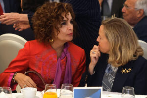 La presidenta del Banco Europeo de Inversiones (BEI), Nadia Calviño (d), conversa con la ministra de Hacienda y vicepresidenta del Gobierno, María Jesús Montero, antes de participar en un desayuno informativo organizado por Forum Europa, este viernes en Madrid. EFE/J.P. Gandul