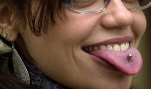 Imagen de archivo. Los piercings no son un fenómeno reciente. María de Portugal llevó hasta cinco pendientes en una oreja, como demuestra el cuadro de Antonio Moro del siglo XVI. EFE/Emilio Morenatti.