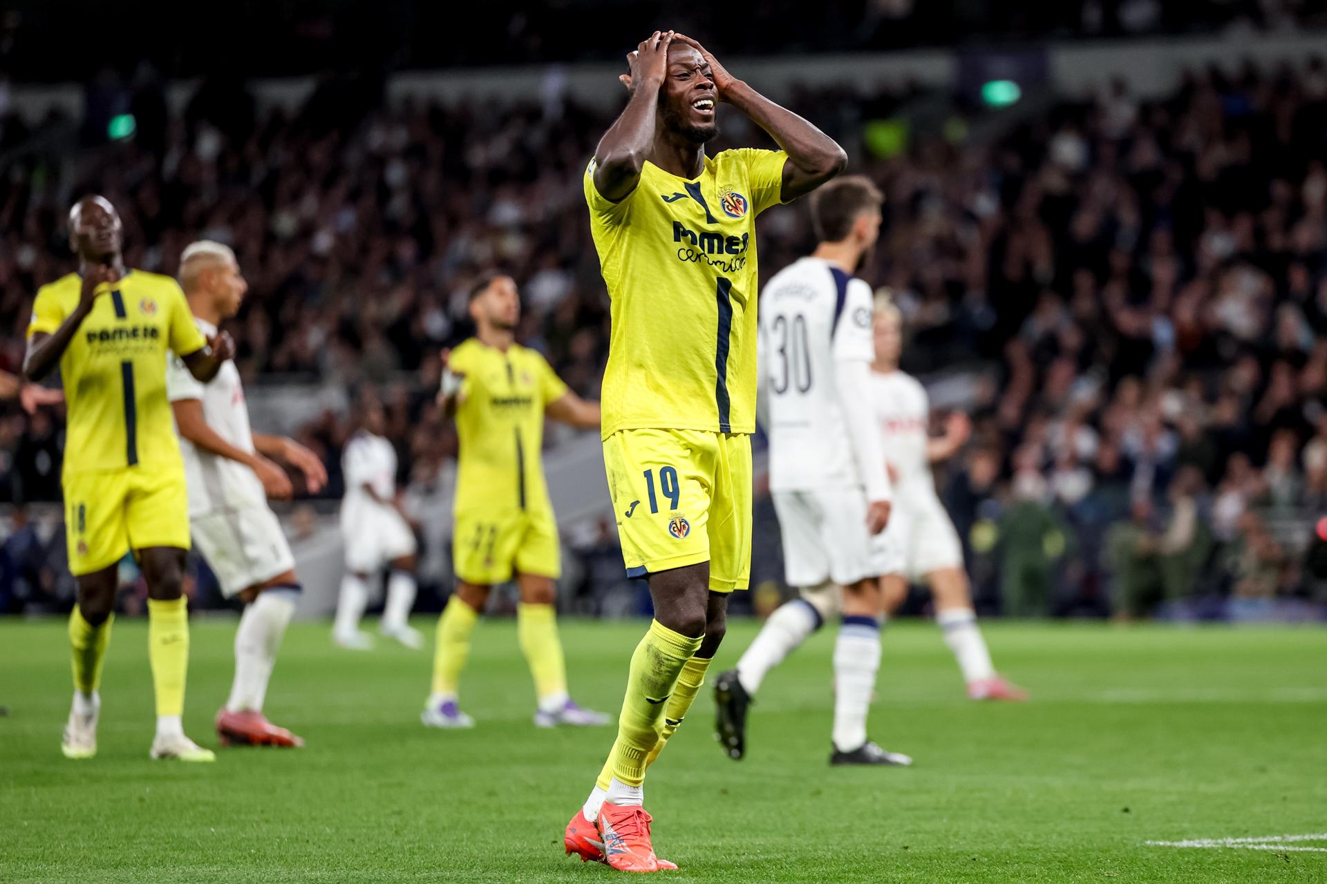 Nicolas Pepese lamenta durante el primer partido de la fase de liha que juegan Tottenham y Villarreal en Londres. EFE/EPA/ANDY RAIN
