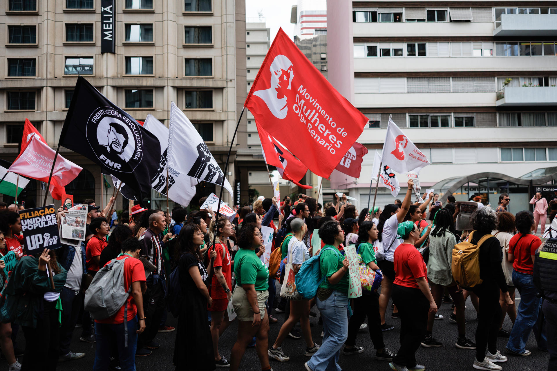 Personas se manifiestan en el Día de Acción Global por el Aborto Legal y Seguro este domingo, en Sao Paulo (Brasil). EFE/ Isaac Fontana
