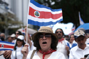 Una mujer participa en una manifestación este domingo, en San José (Costa Rica). EFE/Jeffrey Arguedas
