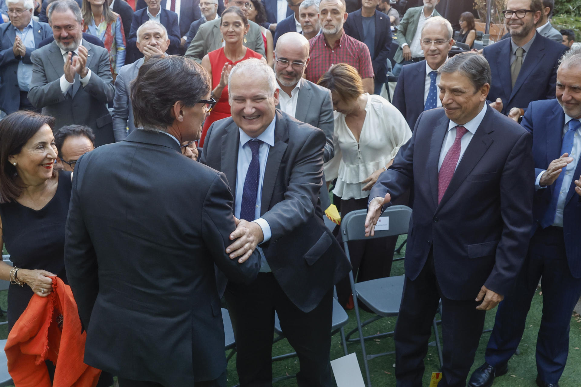 El presidente de la Generalitat de Cataluña, Salvador Illa, saluda a los ministros Jordi Hereu y Luis Planas, a su llegada al acto institucional de la Diada Nacional de Cataluña, este miércoles en Madrid. EFE/J.P Gandul