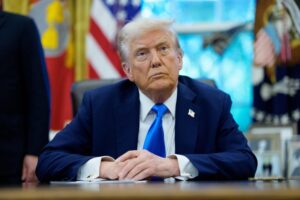 El presidente de los Estados Unidos, Donald Trump, en el Despacho Oval de la Casa Blanca en Washington, DC, EE.UU. EFE/Aaron Schwartz