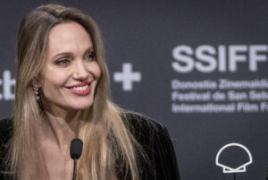 La actriz Angelina Jolie durante la presentación de su película "Couture", en la 73 edición del Festival Internacional de Cine de San Sebastián, este domingo. EFE/Javier Etxezarreta