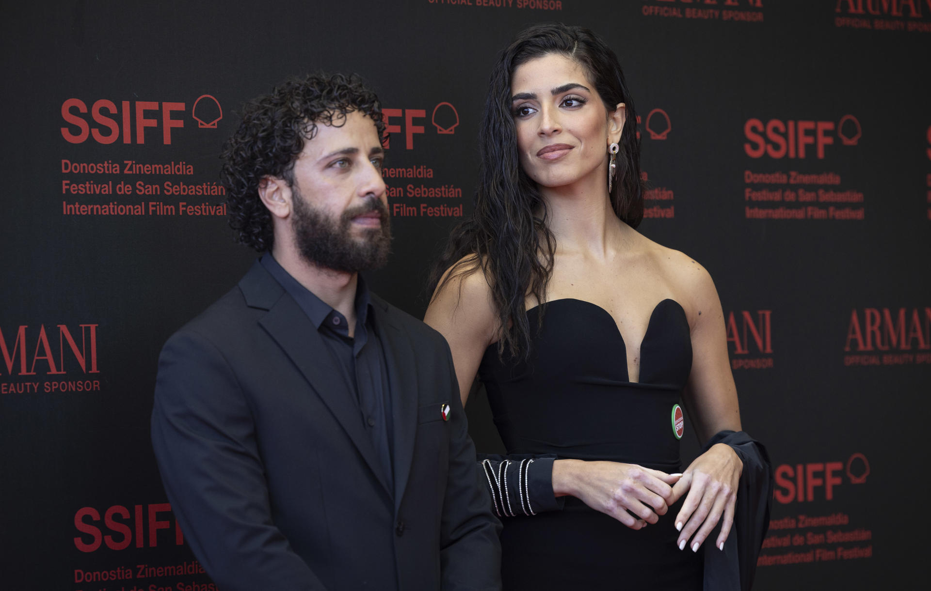 El director y la actriz palestinos Motaz Malhees y Saja Kilani, respectivamente, posan en la alfombra roja del 73 Festival Internacional de Cine de San Sebastián, donde han presentado su película "La voz de Hind" en la sección Perlas del certamen. EFE/ Javier Etxezarreta