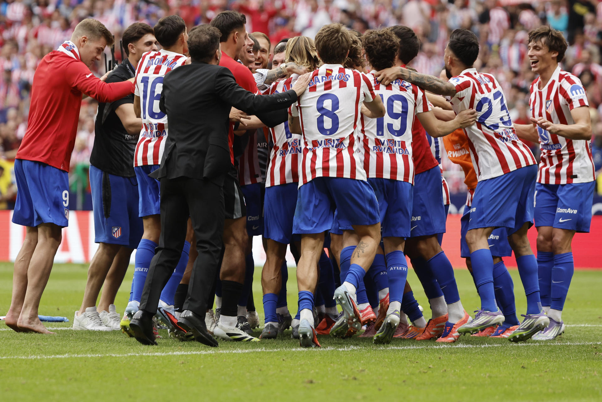 simeone y los jugadores del Atlético de Madrid celebran su victoria 5-2 en el derbi. EFE/Sergio Pérez