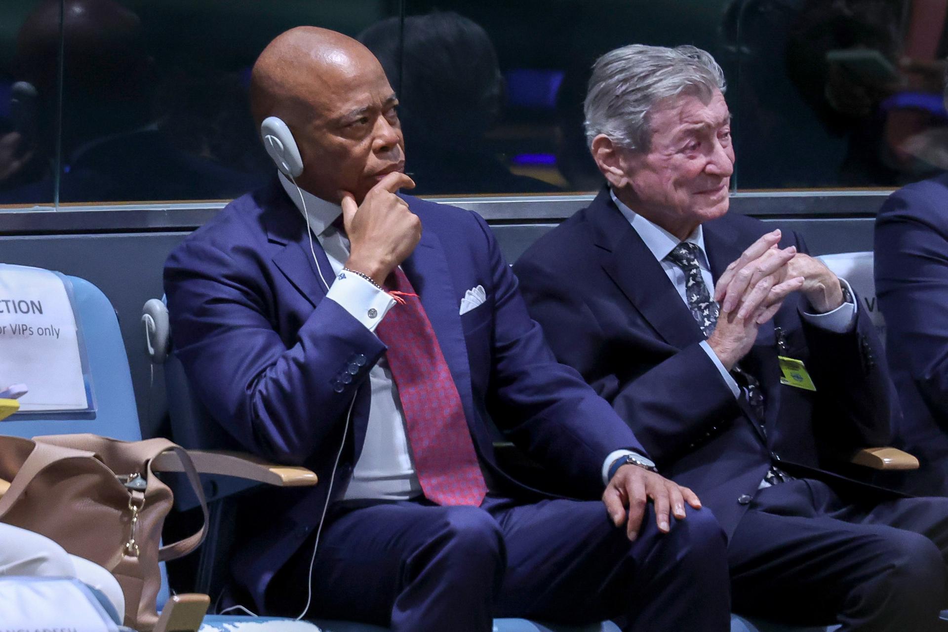 El alcalde de Nueva York, Eric Adams (i), escucha al primer ministro de Israel, Benjamín Netanyahu, en la Asamblea General de las Naciones Unidas, el 26 de septiembre de 2025. EFE/SARAH YENESEL