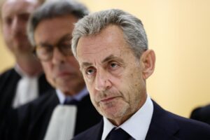 París, 25/09/2025 (EFE). El expresidente francés Nicolas Sarkozy está al borde de la prisión tras ser condenado a cinco años de cárcel por los vínculos con el régimen del fallecido dictador libio Muamar Gadafi (1969-2011) que, según la sentencia, financió la campaña que le condujo al Elíseo en 2007.EFE/EPA/TERESA SUAREZ