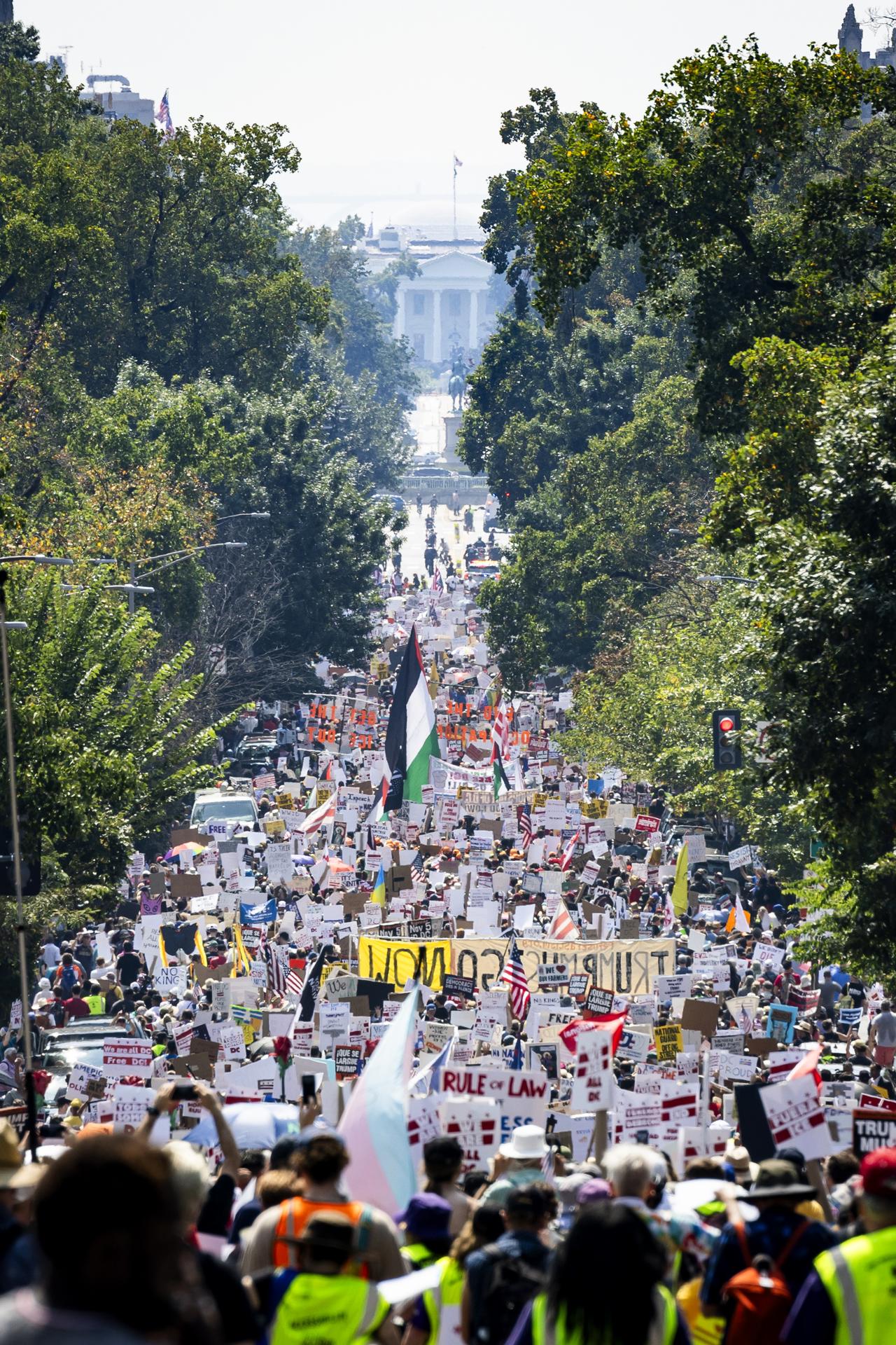 Cientos de manifestantes fueron captados este sábado, 6 de septiembre, al marchar en contra del despliegue de fuerzas federales en la capital estadounidense por orden de la Administración Trump, en Washington DC (EE.UU.). EFE/Jim Lo Scalzo