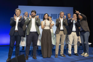 El presidente del PP, Alberto Núñez Feijóo (i), acompañado por los presidentes autonómicos de Murcia Fernando López Miras (3i), de Aragón Jorge Azcón (2i), Isabel Díaz Ayuso (4i) de Madrid, de Baleares Marga Prohens (5d), Alfonso Rueda (3d) de Galicia, Fernández Mañueco (2d) de Castilla y León y de Valencia Carlos Mazón (d) durante el acto de clausura del encuentro que ha reunido este fin de semana con los barones de su partido Murcia. EFE/Marcial Guillén