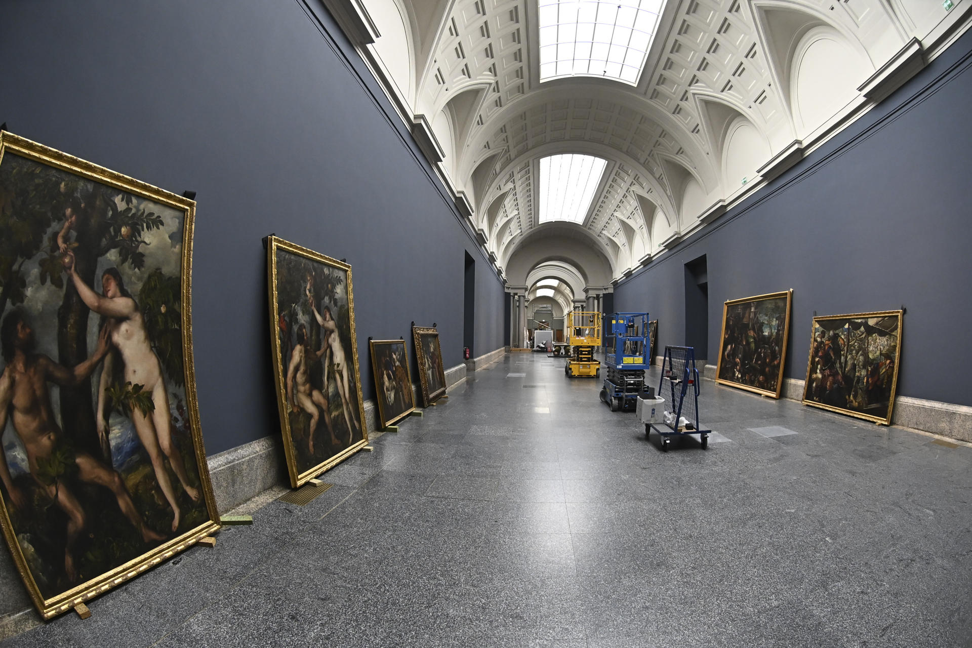 MADRID, 20/09/2025.- En la galería central del Museo del Prado, el gran eje vertebral y vertebrador de la pinacoteca, donde se exponen obras maestras de Tiziano, Rubens o Tintoretto, las paredes lucen recién pintadas de un azul profundo y luminoso sobre las que ya reposan los cuadros que serán colgados este fin de semana. EFE/Fernando Villar
