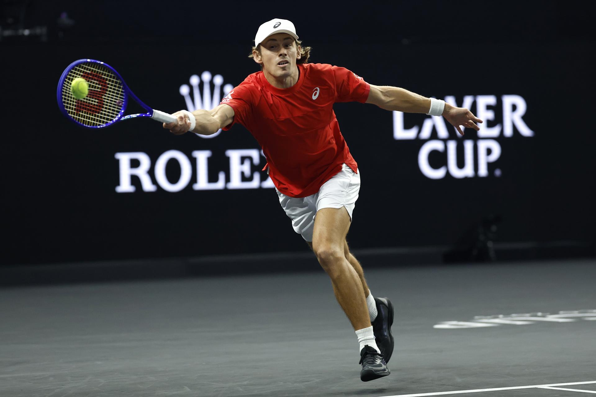 El australiano Alex De Miñaur derrotó este sábado al alemán Alexander Zverev por 6-1 y 6-4 e igualó en 3-3 la Copa Laver de San Francisco (Estados Unidos) entre el Resto del Mundo y Europa.EFE/EPA/JOHN G. MABANGLO