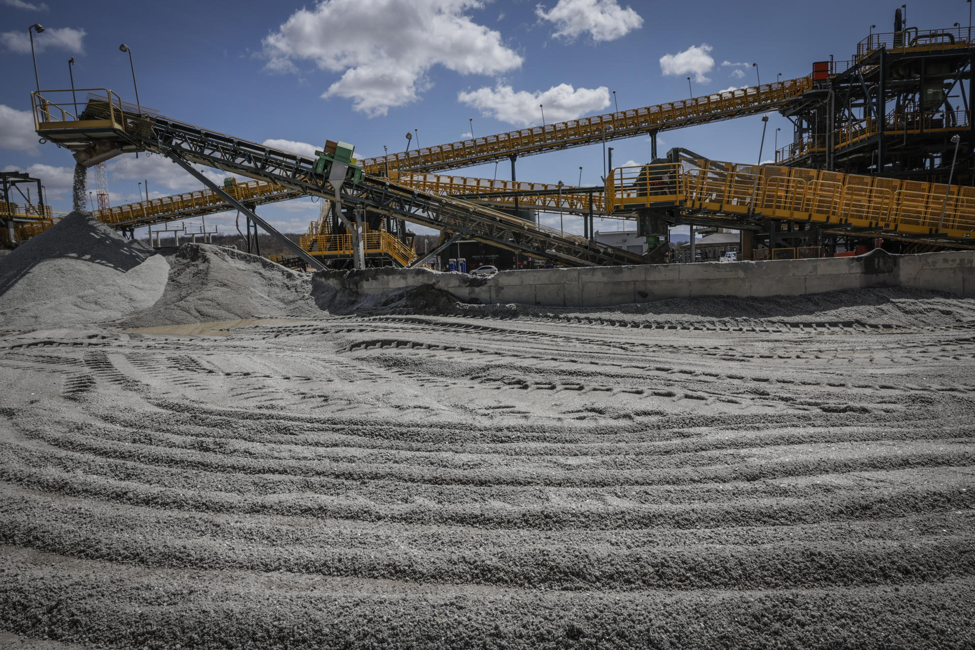 La industria minera de Brasil, con un importante peso en las exportaciones del país, se debate entre el impulso de iniciativas "verdes" en el sector y proyectos de ley que podrían acercarla más al colapso ambiental que a un papel activo en la transición energética. EFE/ André Coelho.
