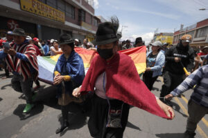 Indígenas participan en una protesta este lunes, en la ciudad de Latacunga (Ecuador). EFE/ José Jácome