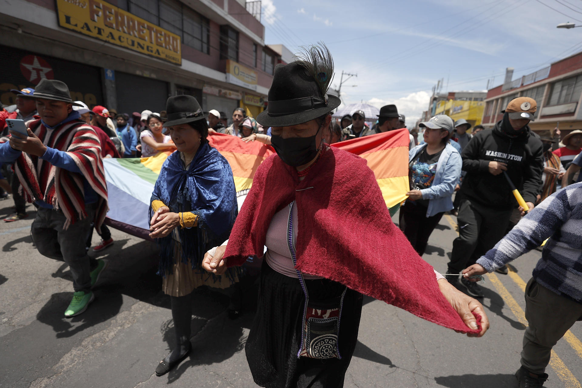 Indígenas participan en una protesta este lunes, en la ciudad de Latacunga (Ecuador). EFE/ José Jácome