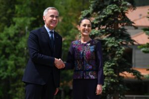 Fotografía de archivo del primer ministro de Canadá, Mark Carney, y la presidenta de México, Claudia Sheinbaum. EFE/LUKAS COCH