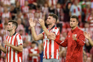 El último fichaje del Athletic Club, Aymeric Laporte (c), ha sido presentado al término del partido de Liga en Primera División ante el Deportivo Alavés disputado en el estadio de San Mamés. EFE/Javier Zorrilla