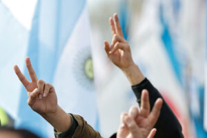 Simpatizantes levantan sus manos durante el discurso del gobernador de la provincia de Buenos Aires, Axel Kicillof, el 1 de julio de 2024. EFE/ Juan Ignacio Roncoroni
