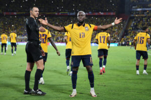 Enner Valencia celebra el gol de penalti con el que la selección ecuatoriana derrotó por 1-0 a la de Argentina este martes en el cierre de las eliminatorias sudamericanas para el Mundial de 2026. EFE/ José Jácome