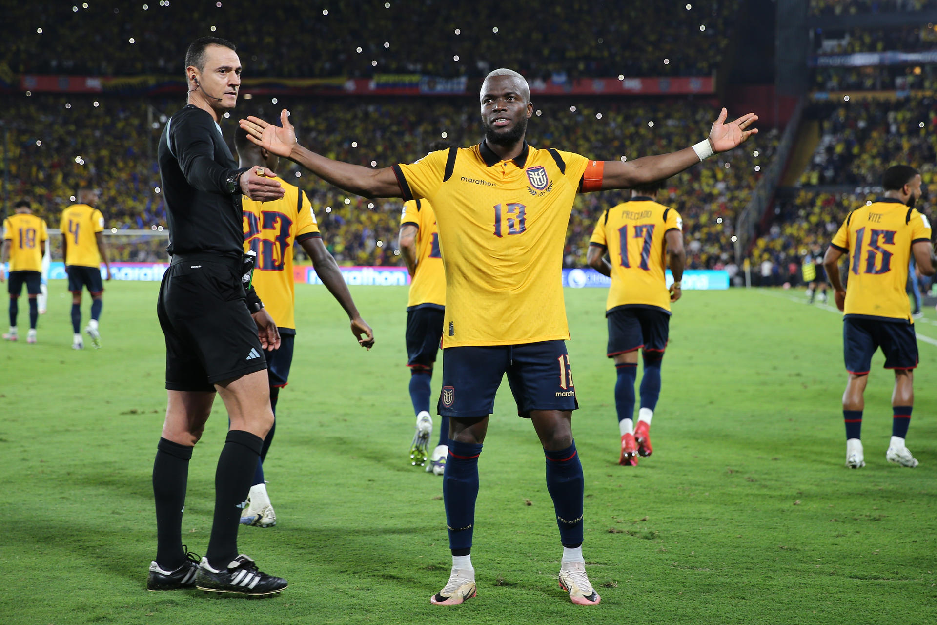 Enner Valencia celebra el gol de penalti con el que la selección ecuatoriana derrotó por 1-0 a la de Argentina este martes en el cierre de las eliminatorias sudamericanas para el Mundial de 2026. EFE/ José Jácome