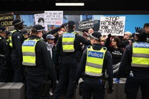 Fotografía de archivo, tomada el 31/08/2025, que muestra a policías custodiando una manifestación en Victoria, que tuvo lugar días después del tiroteo en el que murieron dos policías en Melbourne, Australia. EFE/EPA/JOEL CARRETT AUSTRALIA AND NEW ZEALAND OUT