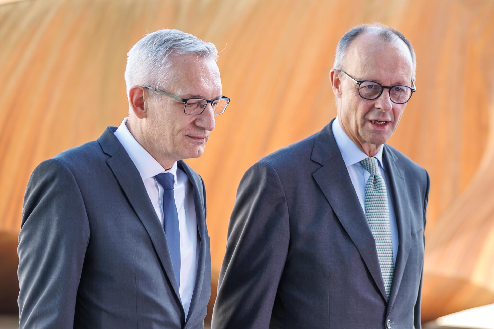 El canciller alemán, Friedrich Merz, (R) y el nuevo presidente del BND, Martin Jaeger, en Berlín, Alemania, 11 de septiembre de 2025. (Alemania) EFE/EPA/ANDREAS GORA / POOL Pool Photo