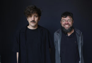 El realizador, Simón Mesa Soto (izda), posa junto al actor Ubeimar Ríos tras ofrecer una entrevista a EFE. EFE/Juan Herrero