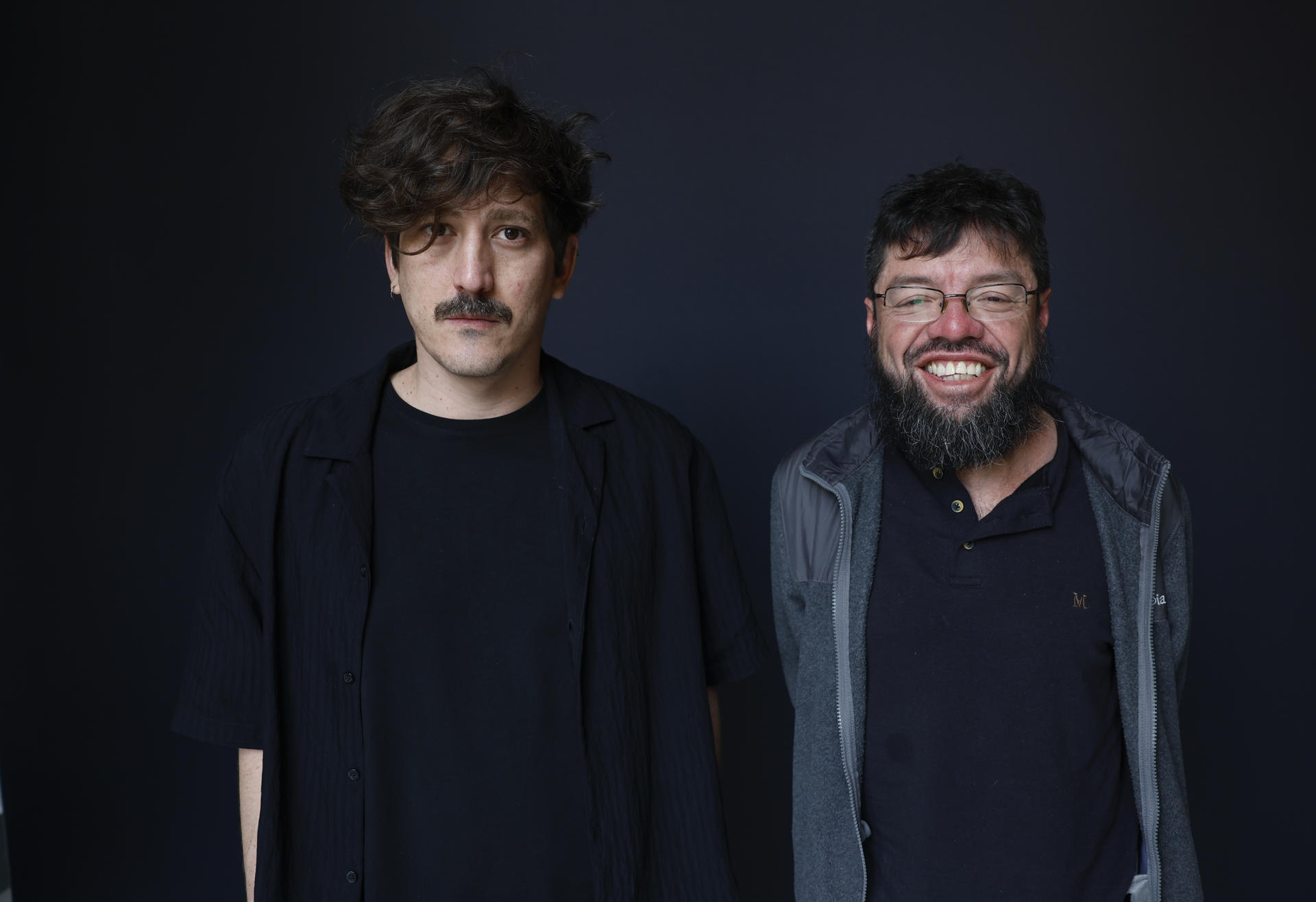 El realizador, Simón Mesa Soto (izda), posa junto al actor Ubeimar Ríos tras ofrecer una entrevista a EFE. EFE/Juan Herrero