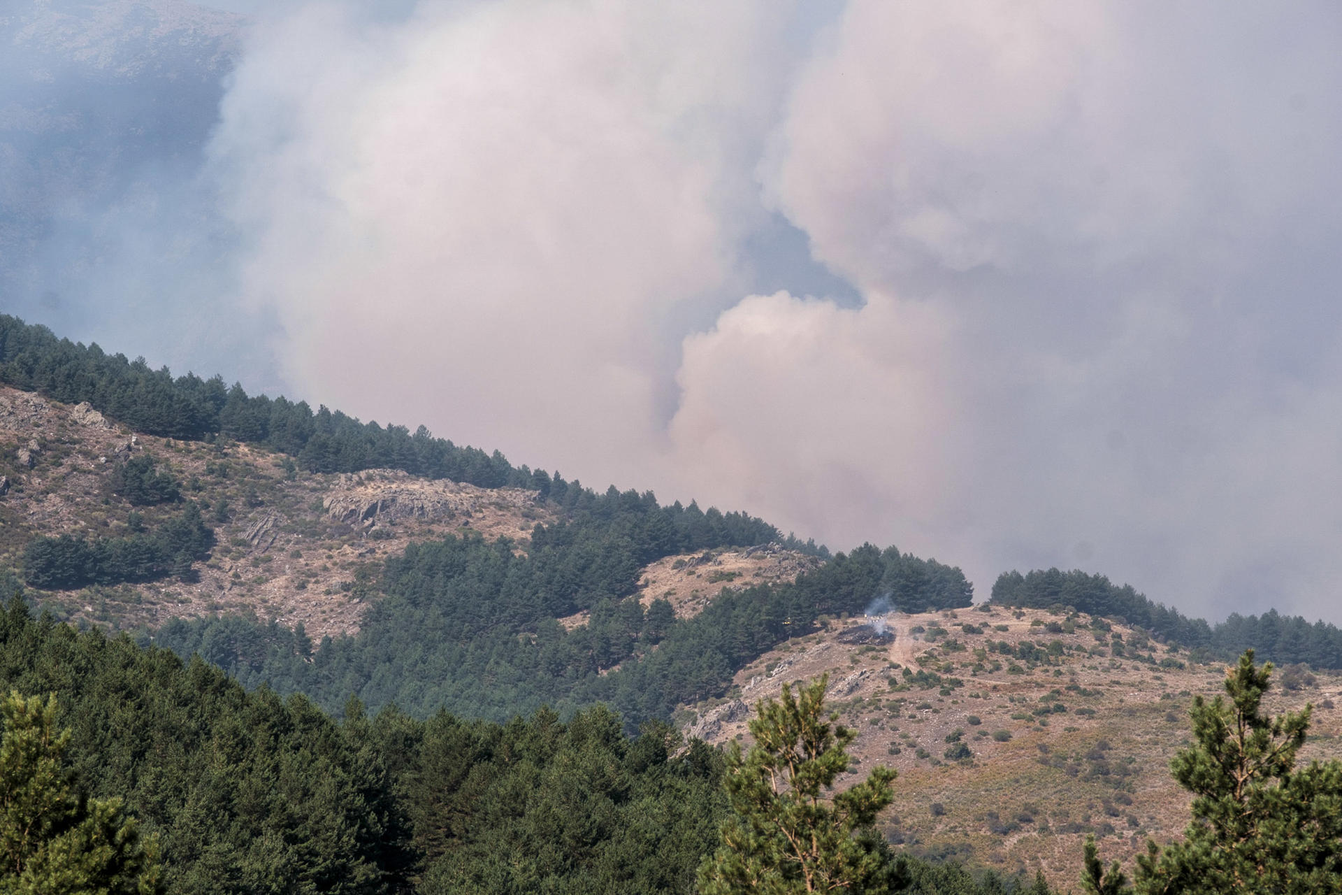 Vista del incendio declarado en la zona de Pico del Lobo. EFE/ Nacho Izquierdo