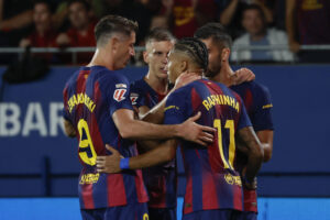 El delantero del Barcelona Ferran Torres (d) celebra tras anotar el segundo gol del equipo durante el partido de la jornada 5 de LaLiga EA Sports que disputan FC Barcelona y Getafe CF este domingo en el Estadi Johan Cruyff. EFE/ Andreu Dalmau