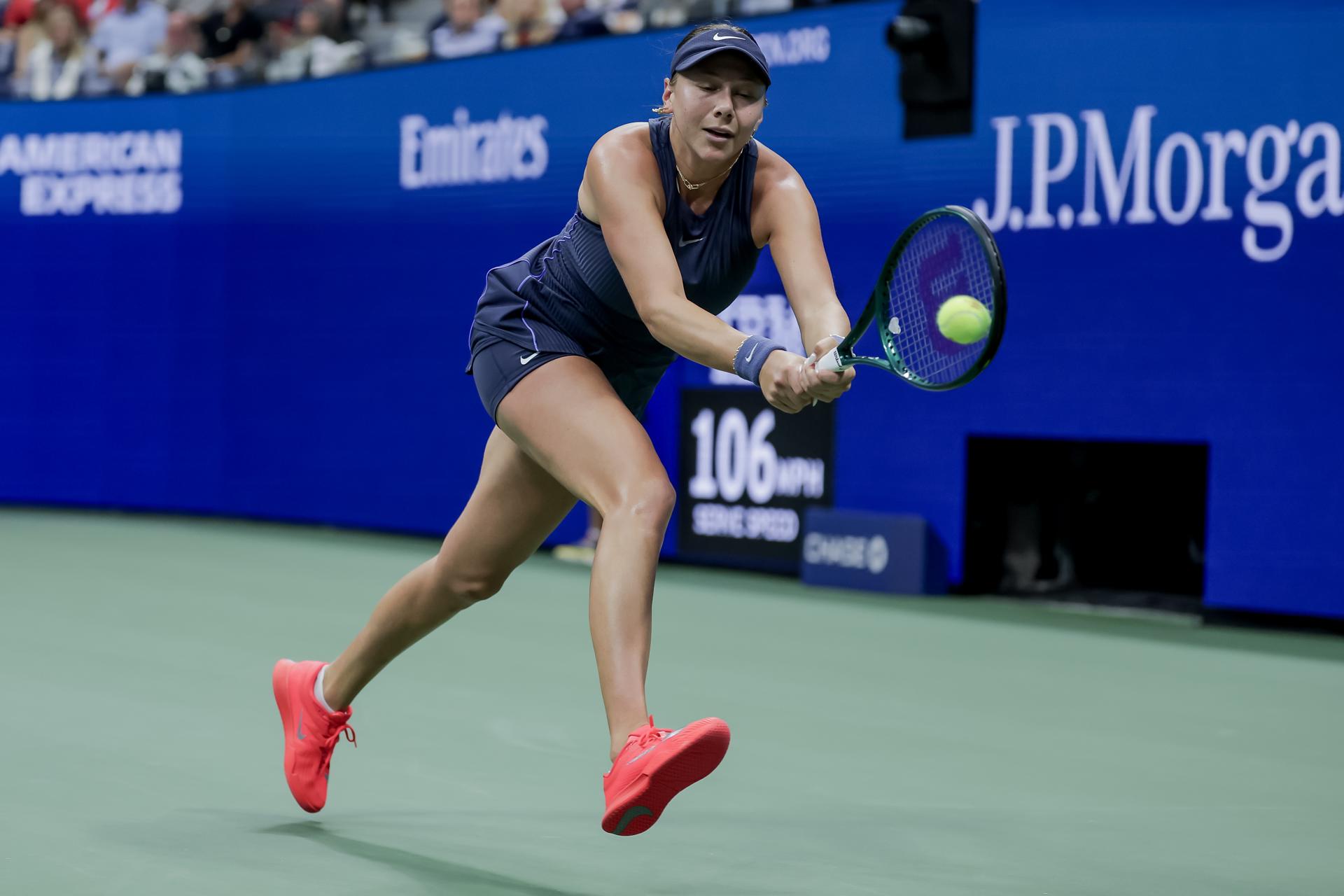 La estadounidense Amanda Anisimova en acción contra la bielorrusa Aryna Sabalenka durante la final del torneo individual femenino de los Campeonatos de Tenis Abierto de EE.UU. en el Centro Nacional de Tenis USTA Billie Jean King en Flushing Meadows, Nueva York (EE.UU.). EFE/CRISTOBAL HERRERA ULASHKEVICH