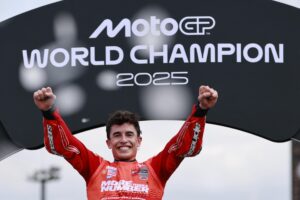 El piloto español del equipo MotoGP Ducati Lenovo Team Marc Márquez de España celebra su título de Campeón del Mundo 2025 después de la carrera en el Gran Premio de Motociclismo de Japón en MotegiE. FE/EPA/FRANCK ROBICHON