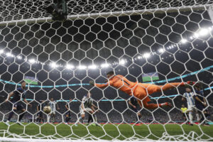 Fotografía de Juanjo Martin, en la que puede verse en una imagen de archivo del 13 de diciembre de 2022 al portero de la selección de Croacia Dominik Livakovic, durante un partido del Mundial de Catar. EFE