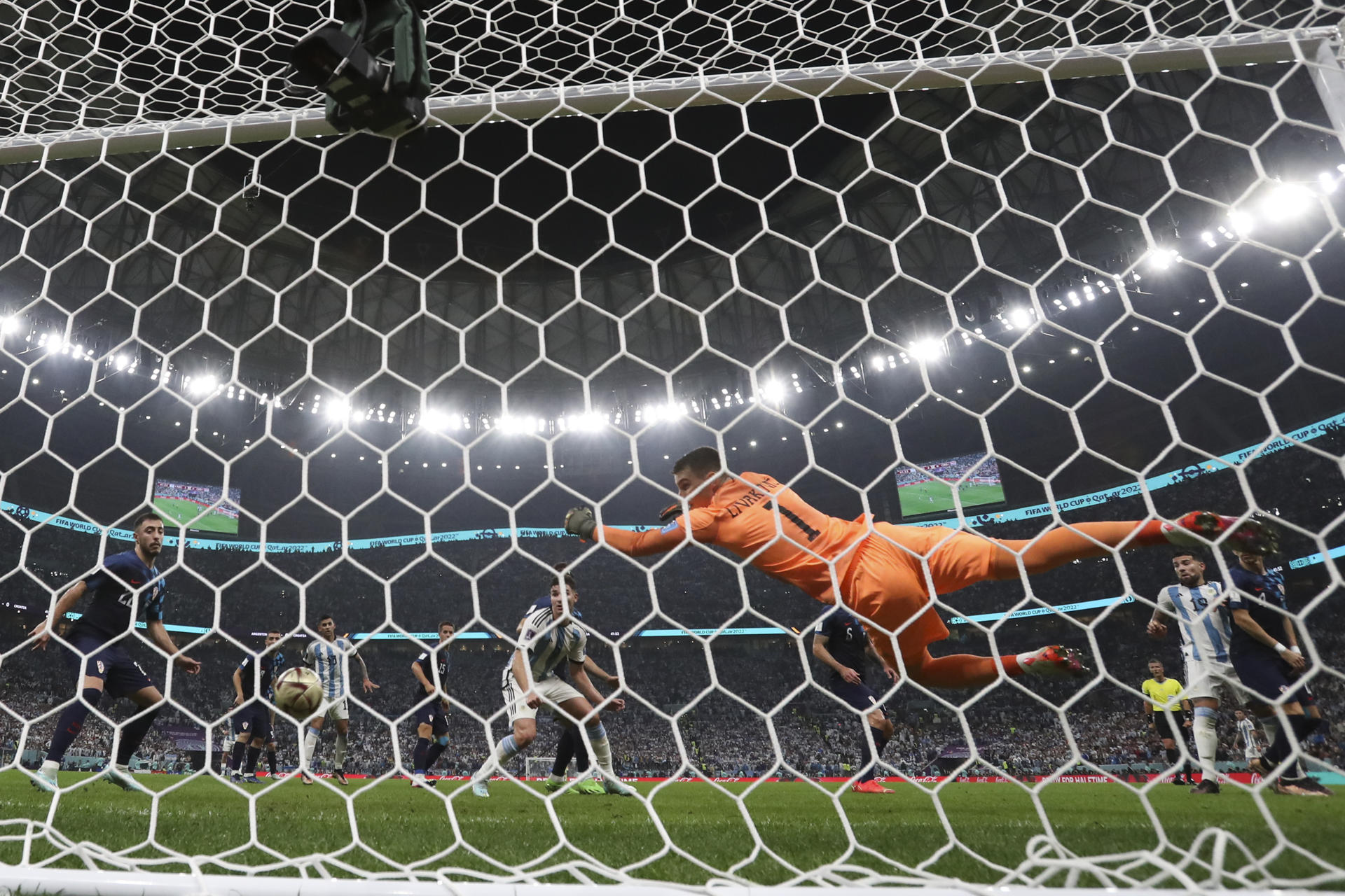 Fotografía de Juanjo Martin, en la que puede verse en una imagen de archivo del 13 de diciembre de 2022 al portero de la selección de Croacia Dominik Livakovic, durante un partido del Mundial de Catar. EFE