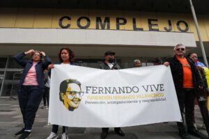 Familiares y amigos del asesinado candidato presidencial ecuatoriano Fernando Villavicencio realizan un plantón frente al complejo judicial, en una fotografía de archivo. EFE/ José Jácome