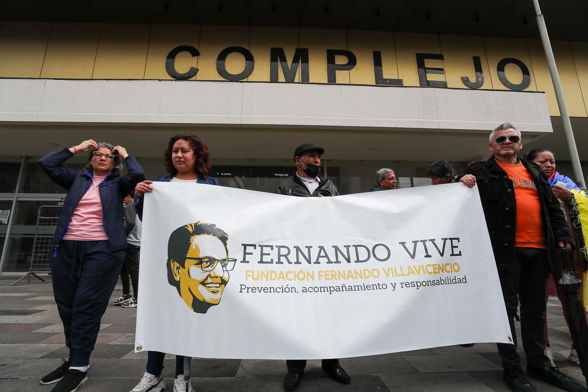 Familiares y amigos del asesinado candidato presidencial ecuatoriano Fernando Villavicencio realizan un plantón frente al complejo judicial, en una fotografía de archivo. EFE/ José Jácome