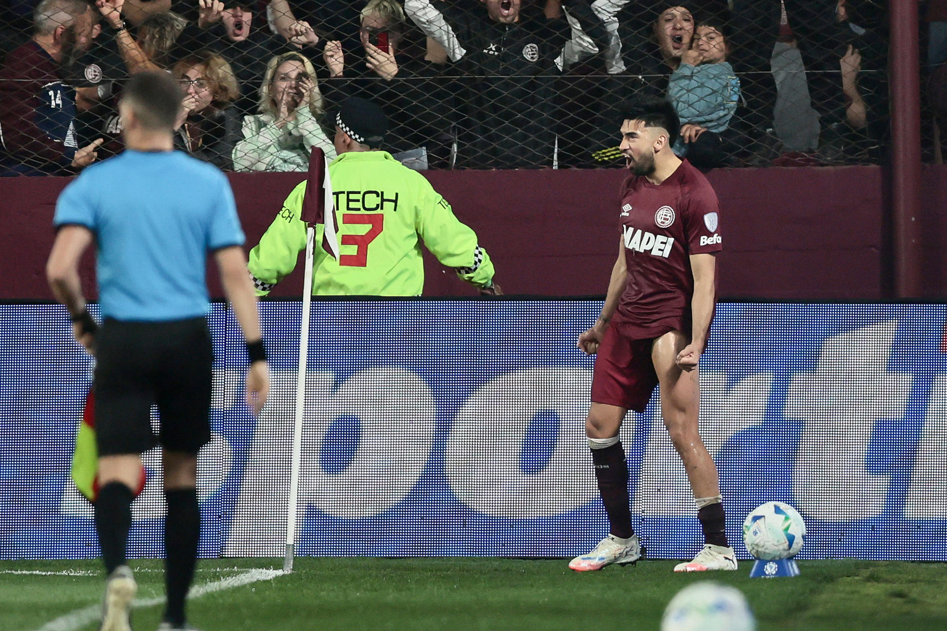 Marcelino Moreno se vistió de héroe al darle un triunfo agónico a Lanús sobre Fluminense en los cuartos de final de la Copa Sudamericana. EFE/Adán González