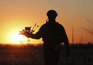 Un militar ucraniano trabajando con drones FPV en una ubicación no revelada cerca de la línea del frente en la región ucraniana de Zaporizhzhia EFE/EPA/OLEG MOVCHANIUK