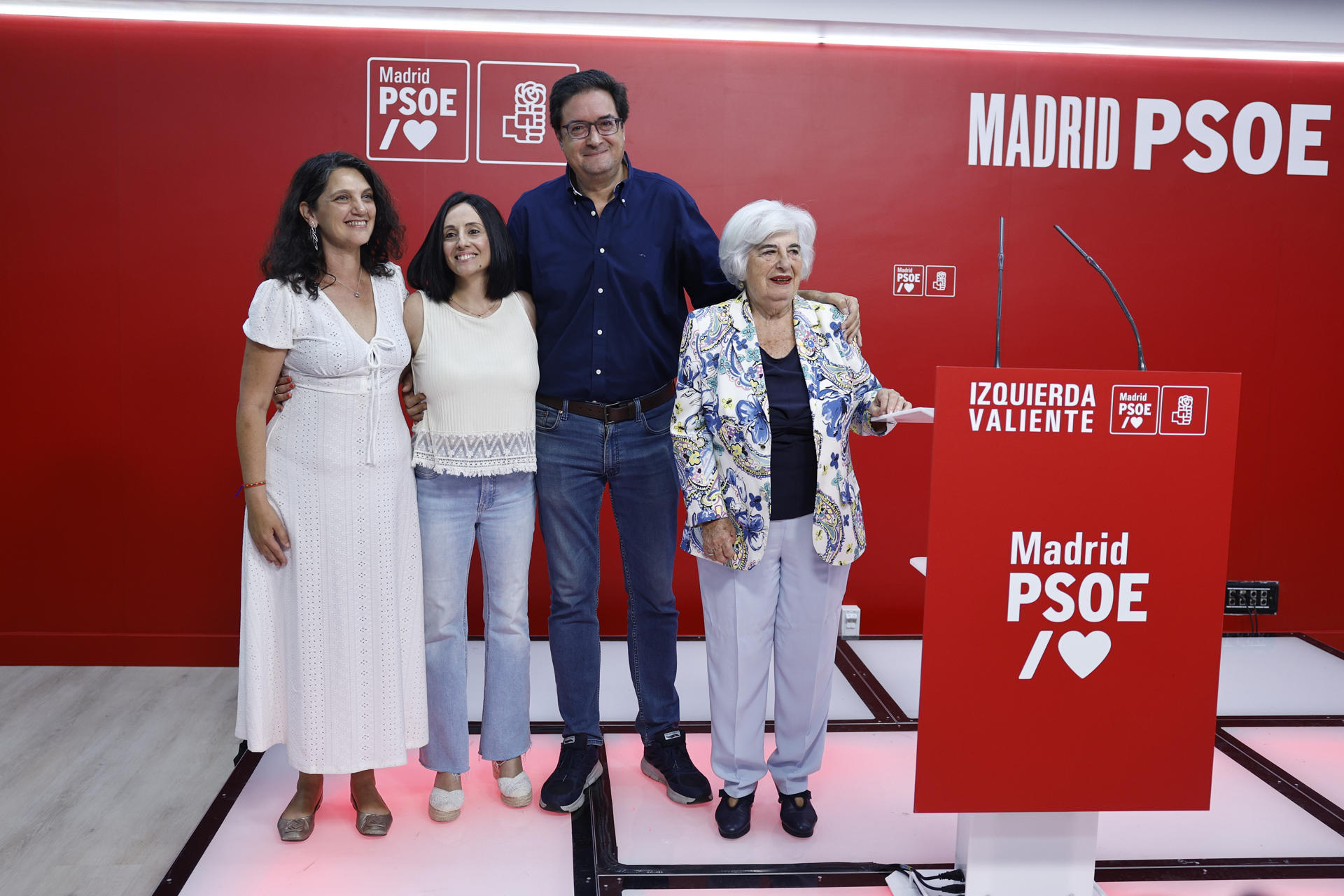 El secretario general del PSOE de Madrid, Óscar López (2d), la presidenta de los socialistas madrileños, Paca Sauquillo (d), la secretaria de Organización y Acción Electoral del PSOE, Rebeca Torró (2i), y la secretaria de Organización del PSOE-M, Pilar Sánchez Acera (i), durante la inauguración de la nueva sede del PSOE de Madrid, este sábado. EFE/ Rodrigo Jiménez
