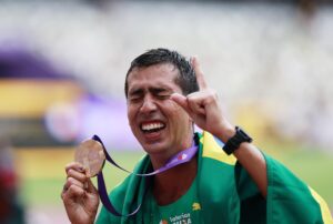 El brasileño Caio Bonfim, campeón del mundo de 20 kilómetros marcha en Tokio, confesó este sábado que perdió el anillo de boda en el kilómetro 3 de la prueba. EFE/EPA/MAST IRHAM